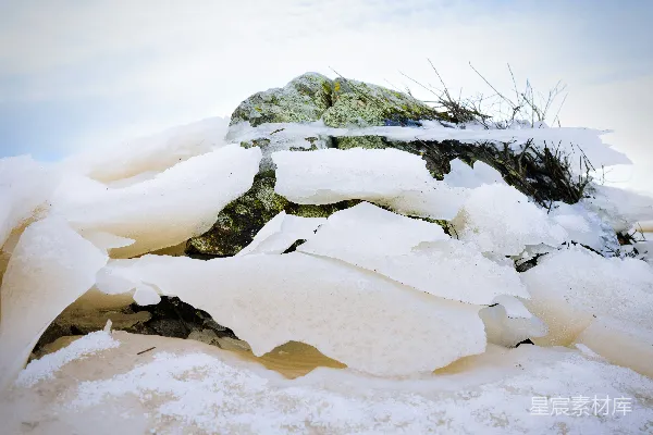 高清摄影 一堆积雪坐落在覆盖着积雪的地面上