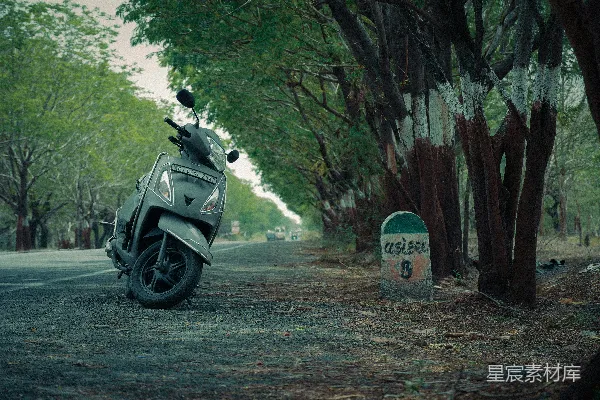 高清摄影 一辆摩托车停在路边。