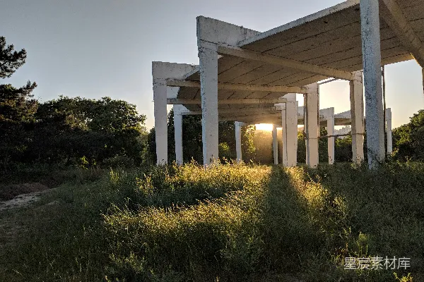 高清摄影 白天，白色混凝土建筑被绿色草地环绕。