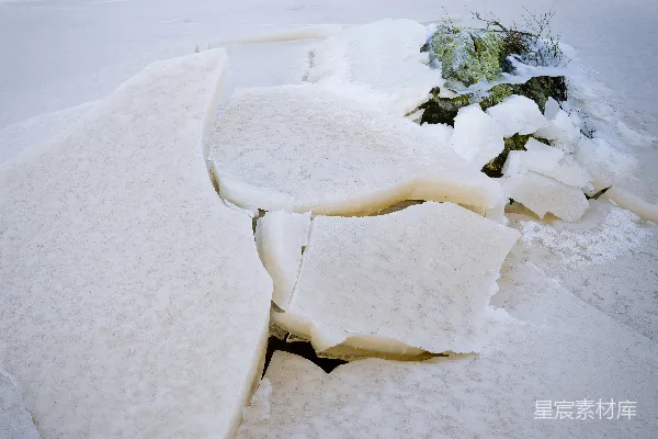 高清摄影 一堆积雪坐在沙滩上