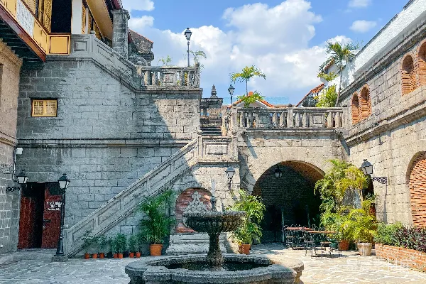 高清摄影 石质庭院，有喷泉和历史建筑。