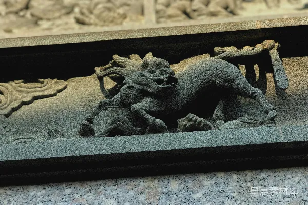 高清摄影 一座狗和猫的雕像挂在墙上。