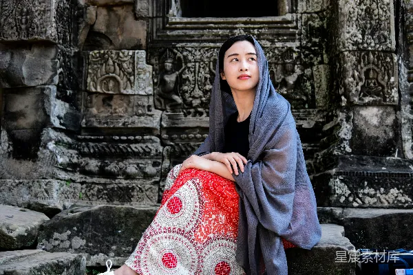 高清摄影 坐在混凝土石上的女人