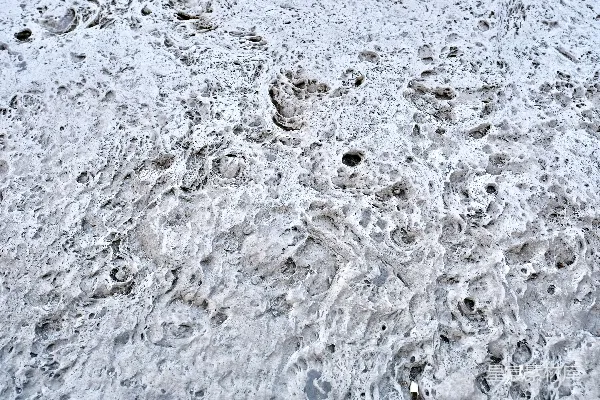 高清摄影 一座被雪覆盖的小山，上面有脚印。