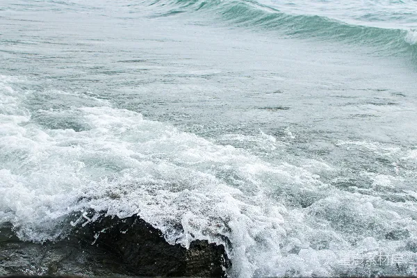 高清摄影 一个人骑在冲浪板上，在波浪上冲浪