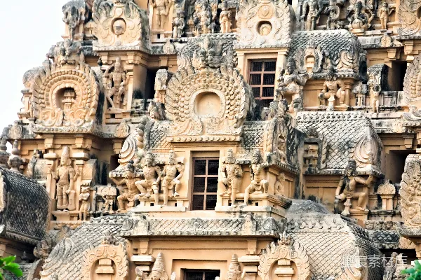 高清摄影 一座非常高大的建筑物，两边有雕像。