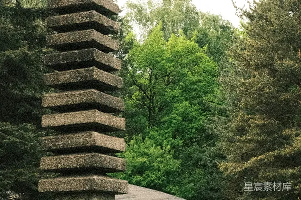 高清摄影 在郁郁葱葱的花园中矗立着一座石塔。
