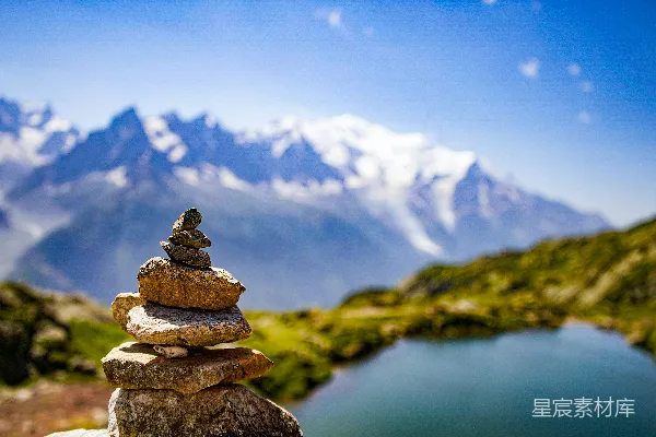 高清摄影 一堆岩石坐在湖边。