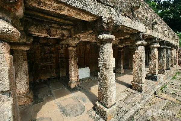 高清摄影 古代石柱支撑的历史建筑