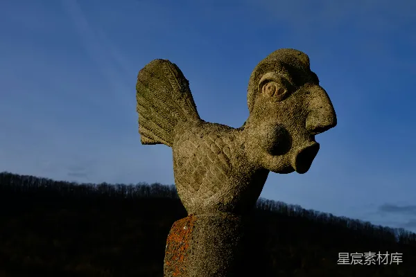 高清摄影 一座张开嘴巴的鸟雕像