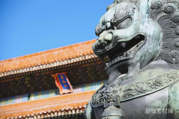 高清摄影 一座狮子雕像矗立在建筑物前。