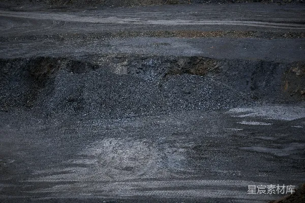 高清摄影 一张黑白照片，照片中是泥土和岩石。
