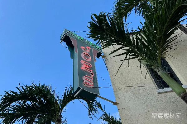 高清摄影 一个霓虹灯招牌悬挂在建筑物的一侧