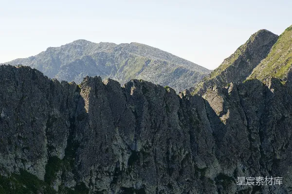 高清摄影 崎岖的山脊，在天空下远处的山峰