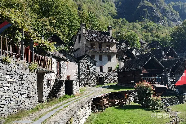 高清摄影 一条鹅卵石小径通往山中的村庄