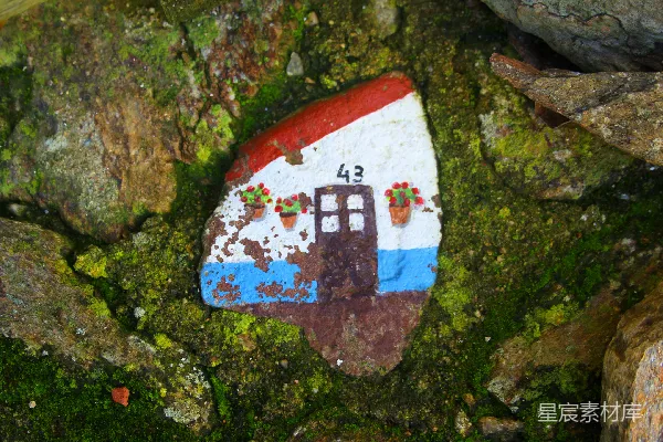 高清摄影 一块画有房屋的岩石