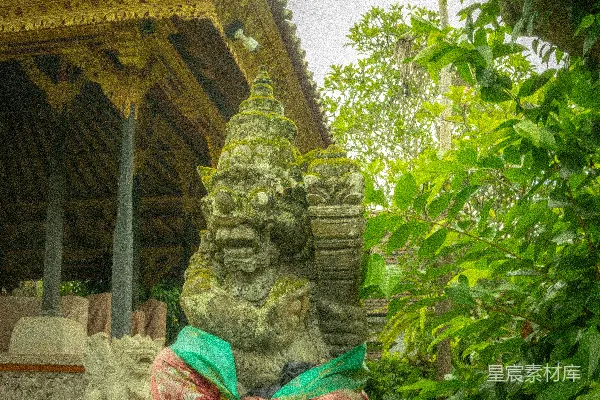 高清摄影 青苔覆盖的石雕矗立在郁郁葱葱的绿叶和传统寺庙之间。