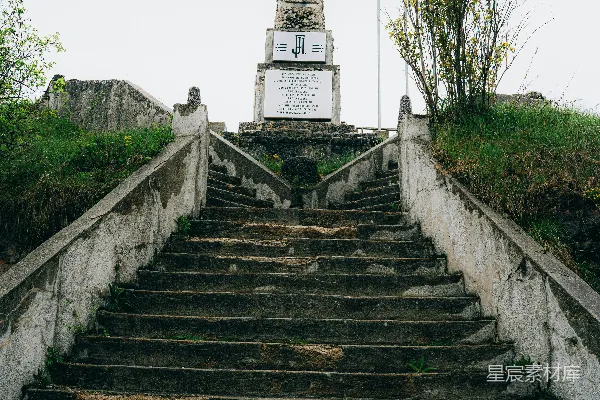 高清摄影 风化的混凝土阶梯通向石制纪念碑。