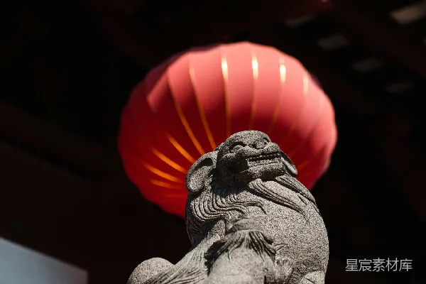 高清摄影 一个红飞盘背景下的雕像