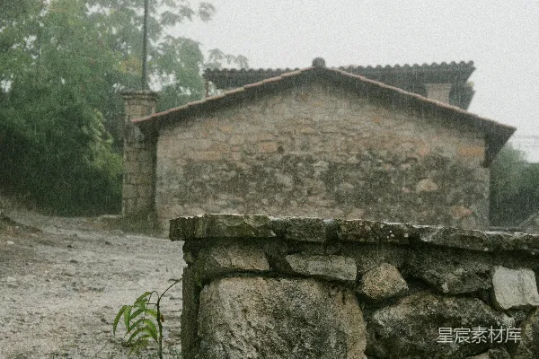高清摄影 石墙和建筑物在雨中