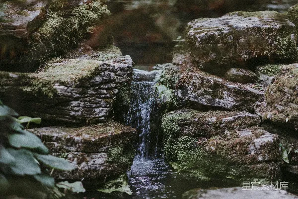 高清摄影 瀑布环绕着岩石地貌