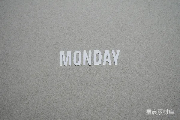高清摄影 "Monday"这个词被剪在白纸上。