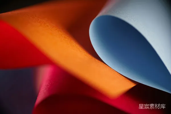 高清摄影 一堆不同颜色的纸张叠在一起。