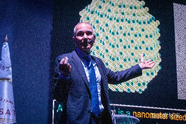 高清摄影 穿西装的男子在纳米结构显示屏附近做手势。