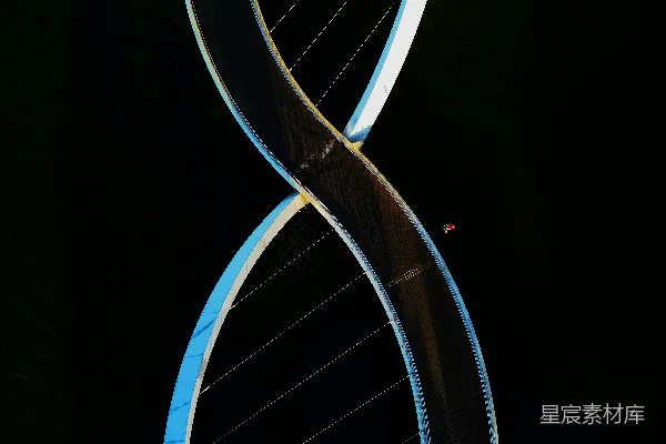 高清摄影 一座非常高大的桥，带有很长的弯曲结构。