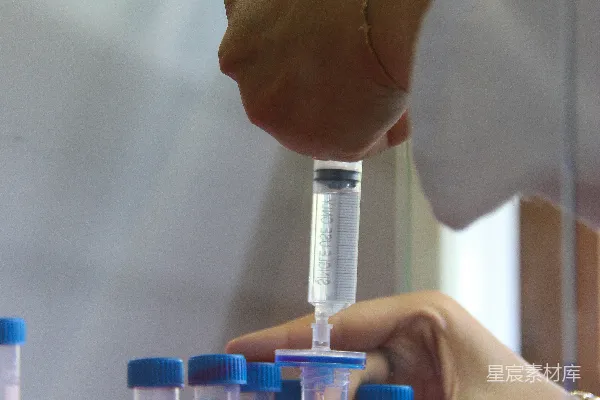 高清摄影 一位科学家正在实验室里工作。