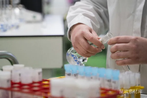 高清摄影 穿着实验室白大褂的人将液体倒入容器中