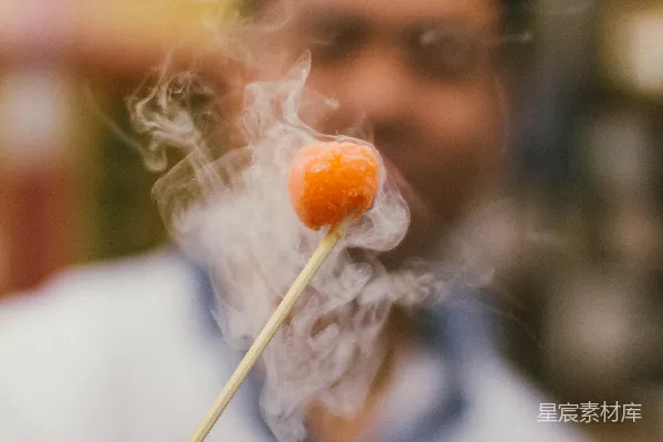 高清摄影 穿着白色衬衫的人拿着一朵白色的蒲公英花。