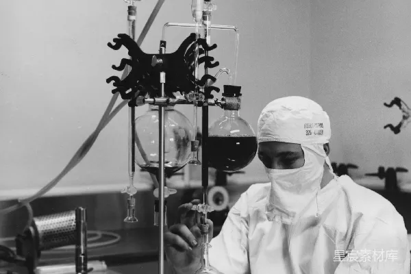 高清摄影 从事实验室设备和玻璃器皿工作的科学家