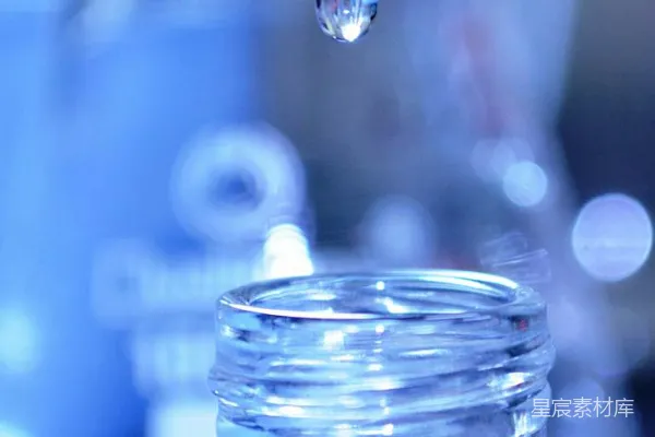 高清摄影 清水罐中的水滴