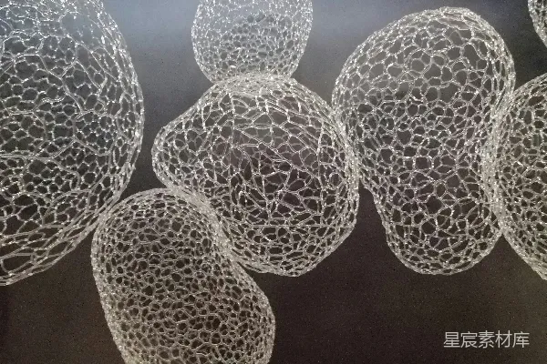 高清摄影 一张黑白照片，照片中有一堆球。