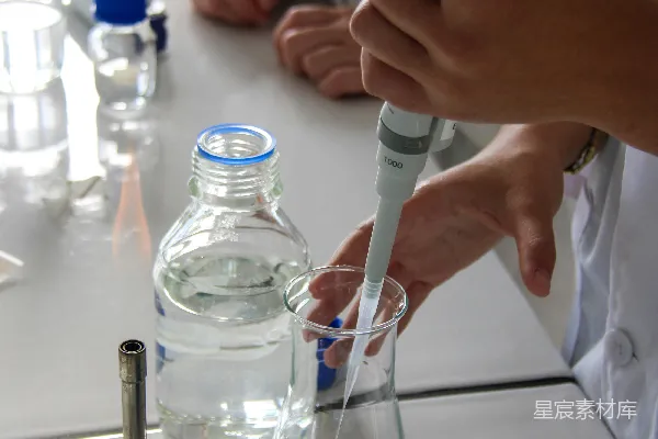 高清摄影 科学家在实验室里用滴管提取液体。