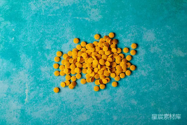 高清摄影 一叠黄色的药片放在蓝色表面上