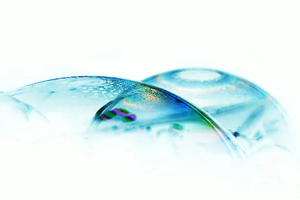 高清摄影 一张白色表面上的两个玻璃物体的特写照片