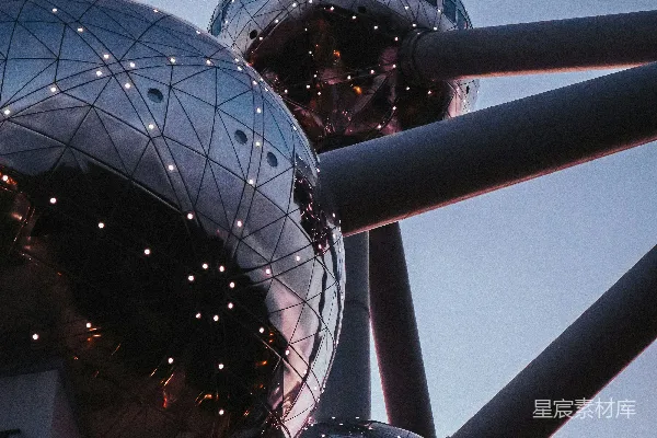 高清摄影 未来风格的金属球体，灯光明亮，悬挂在天空中。