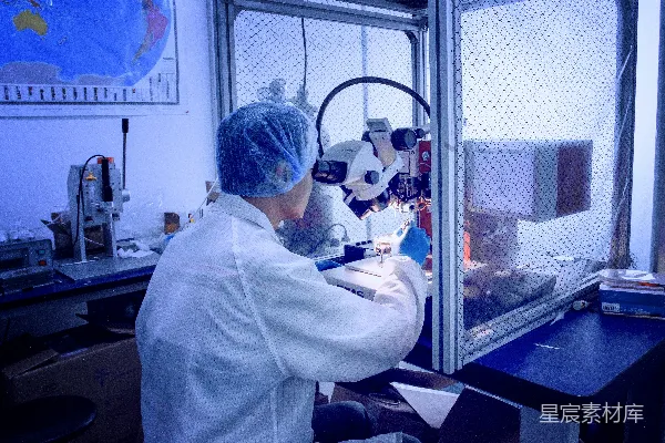 高清摄影 在白色显微镜前的人