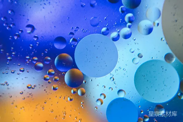 高清摄影 一扇窗户上水珠的特写照片