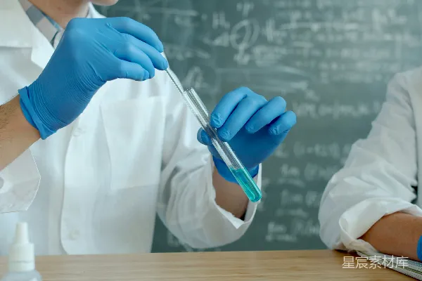 高清摄影 穿着实验室外套的科学家在处理试管。