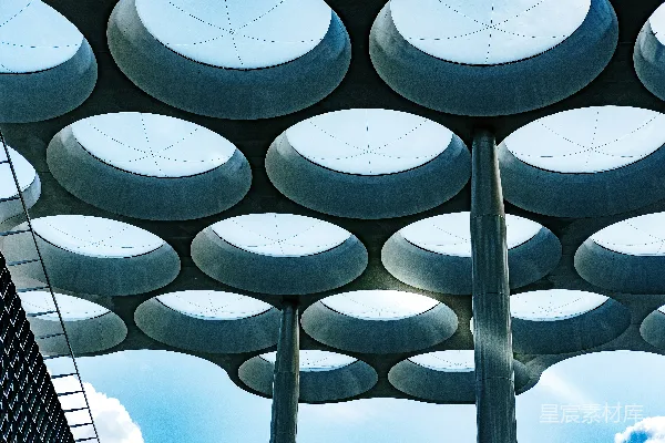 高清摄影 一排挂在建筑物天花板上的圆形物体。