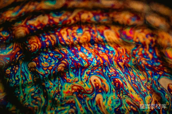 高清摄影 一幅色彩鲜艳的物体特写，背景为黑色。