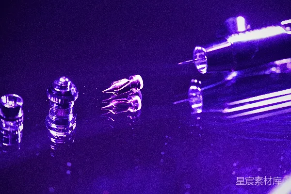 高清摄影 紫色灯光下的反光表面上的小玻璃物件