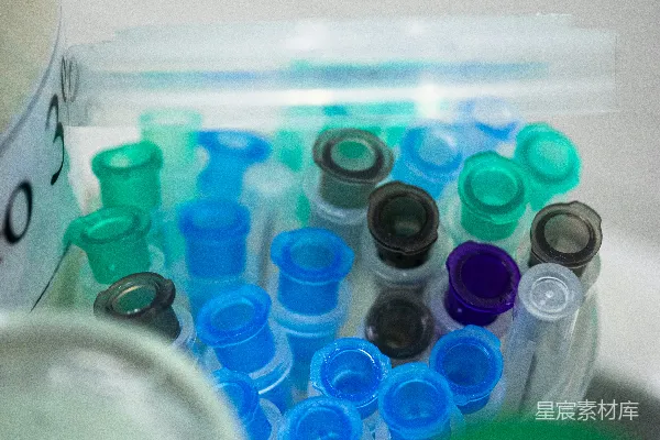 高清摄影 一个容器里装着几支色彩鲜艳的医疗用针头。