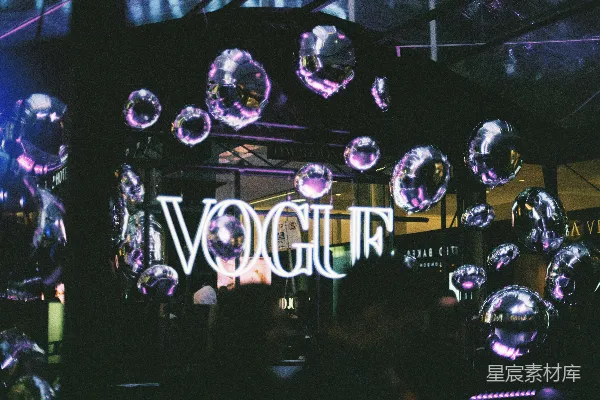 高清摄影 白色Vogue霓虹灯招牌照片