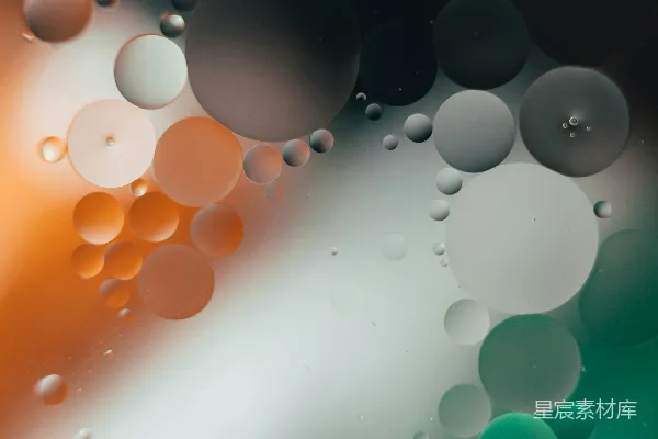 高清摄影 水面上的白色和橙色气球