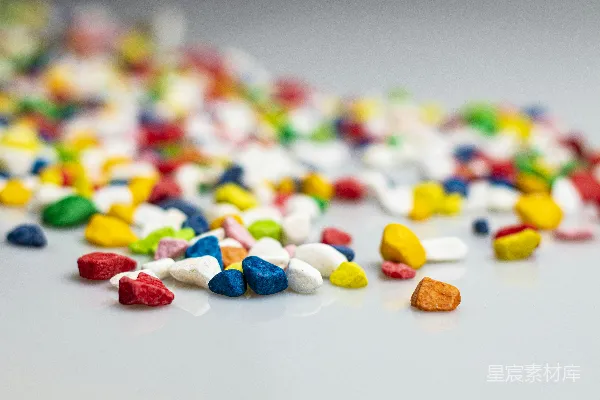 高清摄影 一堆色彩斑斓的糖果放在白色表面上