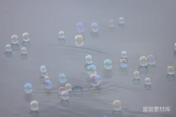 高清摄影 一群气泡漂浮在水面上